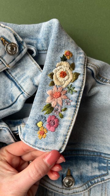 Embroidery For Denim Jackets, Jean Embroidery Flowers, Flower Embroidery Jean Jacket, Overalls Embroidery Ideas, Denim Embroidery Ideas, Embroidery Inspiration Jeans, Jean Jacket Embroidery Ideas, Denim Jacket Embroidery Ideas, Jeans Embroidery Ideas