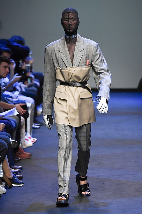 Mens Fashion 50s, Look Disco, Deconstruction Fashion, Ropa Upcycling, 2019 Runway, Seoul Fashion Week, Seoul Fashion, Mens Fashion Urban, Swag Style