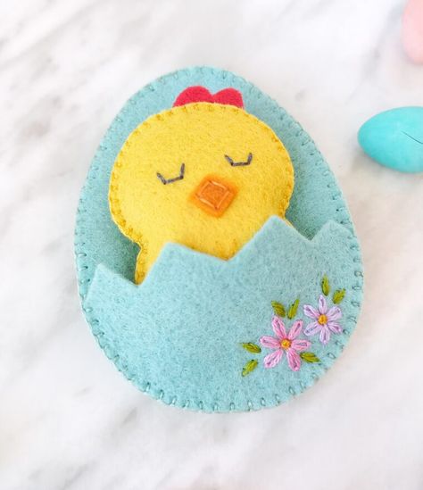 Felt Designs Pattern, Diy Easter Felt Crafts, Easter Felt Crafts Free Pattern, Felt Egg Pattern, Felt Easter Eggs Pattern, Diy Felt Animals Patterns Free, Felt Crafts No Sew, Easy Felting Projects, Felt Plushies Pattern Free