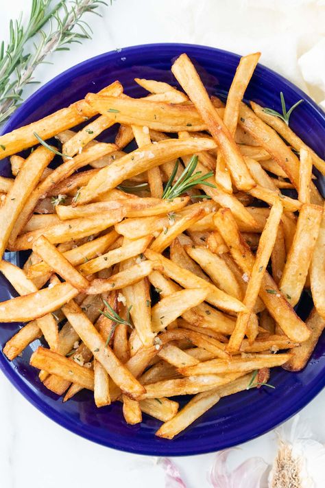 Smash Fries Recipe, Rosemary Fries, Garlic French Fries, Juicy Burger, Frozen French Fries, Idaho Potatoes, Rosemary Garlic, Fries Recipe, Garlic Fries