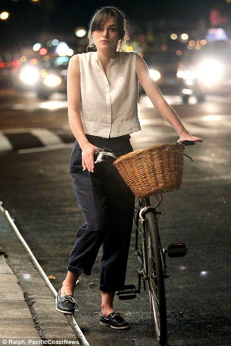 Animation Industry, Keira Knightley Style, Paperbag Hose, Estilo Hipster, Summer Blues, Cycle Chic, Riding A Bike, Linen Fashion, Keira Knightley