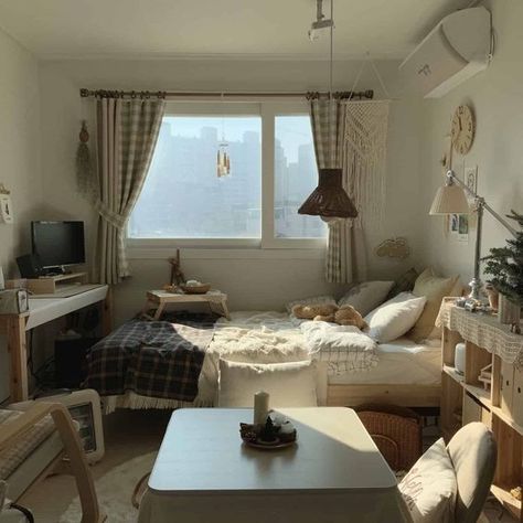 Bedroom Layout With Window In The Middle, Simple Bedroom Ideas For Big Rooms, 1k Apartment Japan Ideas, Lots Of Storage Bedroom, Clean Room Aesthetic Vintage, Barracks Room Decor, Japan Room Aesthetic, Small Room Layout Ideas, Korean Style Room