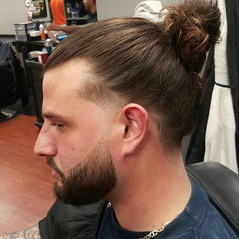 Mens Long Hair Undercut, Long Hair Fade, Man Bun Haircut, Man Bun Undercut, Man Bun Hairstyles, Undercut Long Hair, Man Bun, Popular Haircuts, Corte De Cabelo Masculino