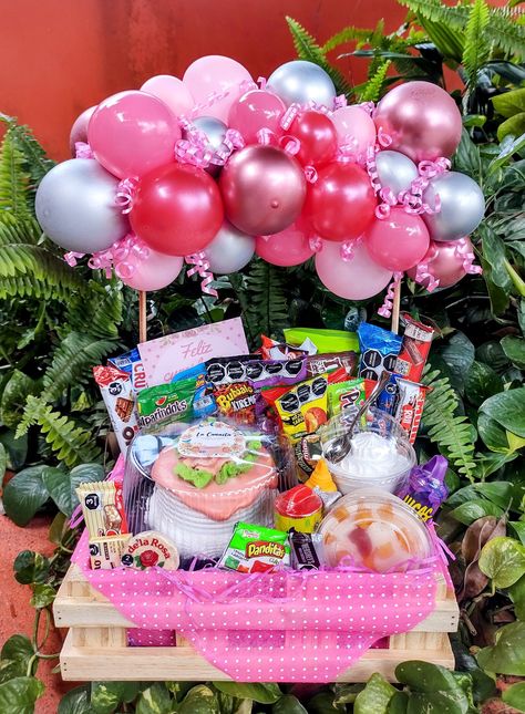 La canasta Pool Cake, Gift Crates, Balloon Box, Picnic Baskets, Diy Gifts For Mom, Cute Gifts For Friends, Diy Birthday Gifts For Friends, Gifts Wrapping Diy, Bf Gifts