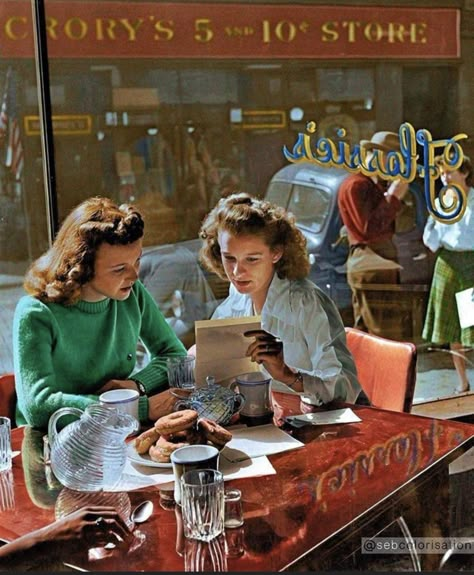 1950s Life, Colorized Historical Photos, Diner Aesthetic, 80s Inspired Outfits, Vogue Photography, Coffee Shop Aesthetic, Coffee Illustration, Retro Photo, Girl Talk