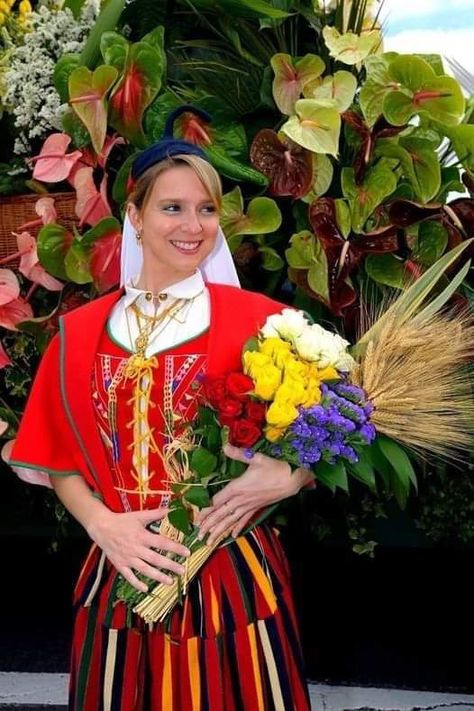 Portuguese Clothing, Traditional Outfits, Beauty Women, Portugal, Beauty, Clothes