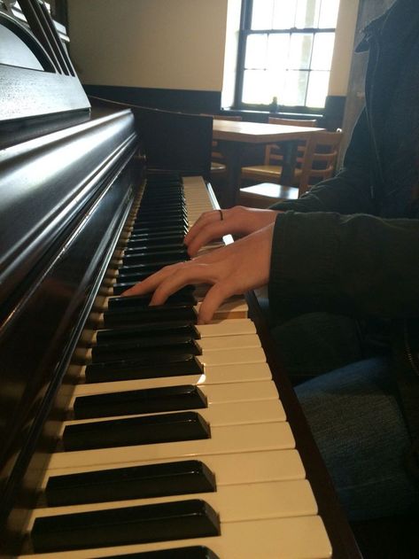 Pianist Aesthetic Girl, Girl Playing Piano Aesthetic, Playing Music Aesthetic, Pianino Aesthetic, Playing Piano Aesthetic, Pianist Aesthetic, Musician Aesthetic, Piano Photo, Piano Aesthetic