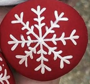 Snowflake Rock Painting, Snowflake Painted Rocks, Painted Rocks Christmas Easy, Christmas Stones Rock Art, Painting Christmas Rocks, Xmas Rock Painting Ideas, Rock Painting Christmas Ideas, Christmas Rocks Painted Ideas, Holiday Painted Rocks