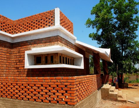 Brick Parapet Design, Parapet Design, Brick House Designs, National Institute Of Design, Compound Wall Design, Kerala Houses, Roof Construction, Red Brick House, Architect Design House