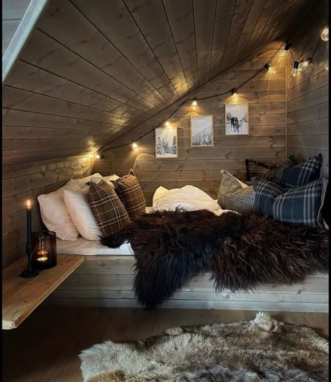 Instagram Man, Chalet Interior, Cottage Interior, Attic Spaces, Cabin Interiors, Interiors Dream, Attic Bedroom, Attic Rooms, Daybed Sofa