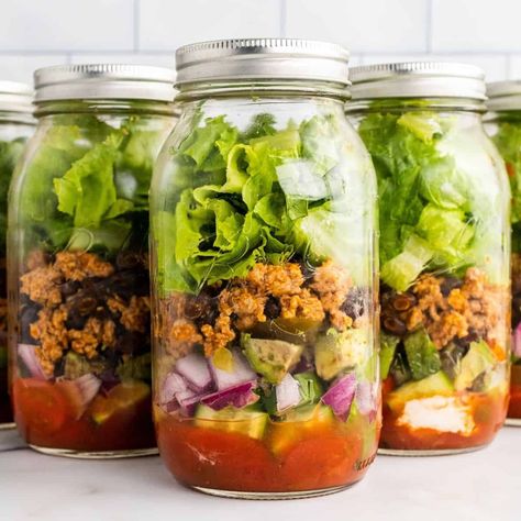 This Healthy Taco Salad is made with perfectly seasoned ground turkey, black beans, veggies, and all of your favorite taco toppings. Salad Recipes Pasta, Taco Salad In A Jar, Jar Salad Recipes, Healthy Taco Salad, Mason Jar Lunch, Healthy Taco, Healthy Tacos Salad, Salad Jar Recipe, Mason Jar Salad Recipes