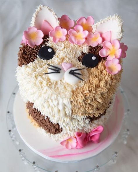 Cascadia Kitchen PDX on Instagram: "I don’t think it gets cuter than a shag kitty cake with a flower crown. It just doesn’t, okay? This is the absolute literal cutest cake a person can make. I have now had the pleasure of making two of these calico cuties. And honestly I’d make them any day of the week. Send more cats. Frosting cats, anyway. I’m more of a dog person if we’re talking real animals. I love making birthday cakes, y’all. Helping you celebrate the amazing kiddos in your life is one of my greatest joys. 💕" Calico Cat Cake, Cat Party Cake, Kitty Cakes For Kids, Kitty Cakes Birthdays, Cute Cat Cakes Birthday, Kitten Cakes Birthday, Cat Cakes For Kids, Cat Birthday Cake For Kids, Kitty Cat Cakes