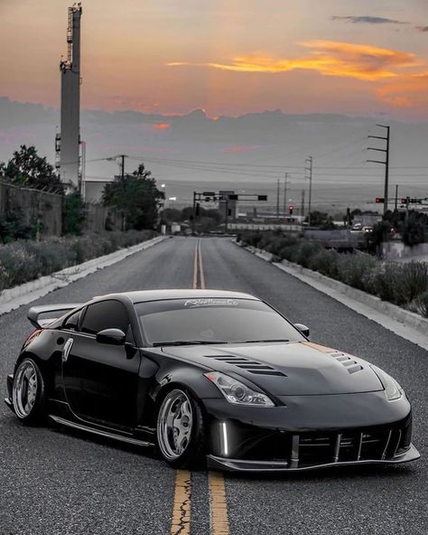 Nissan 350z Black, 350z Black, Blacked Out Cars, 370z Nismo, Best Jdm Cars, Nissan 350z, Jdm Cars, Supercars, Super Cars