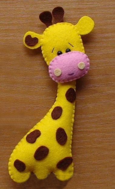 jirafa Más Felt Giraffe, Felt Craft Projects, Felt Crafts Patterns, Cutest Animals, Felt Patterns, Felt Decorations, Felt Christmas Ornaments, Sewing Toys, Felt Diy