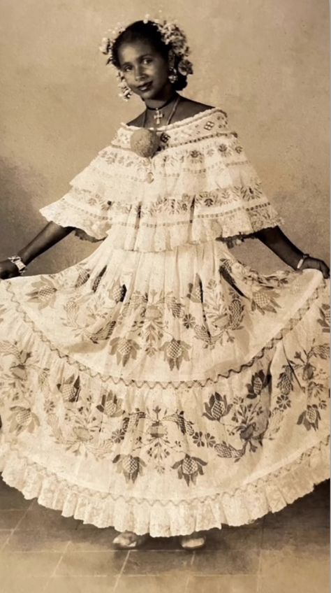 Traditional Latina Clothing, Brazil Traditional Dress, Vintage Mexican Aesthetic, Panama Dress, Traditional Spanish Dress, Panamanian Clothes, Italian Traditional Dress, Afro Latinas, Mexican Traditional Clothing