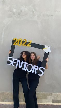 Wall Decoration For College Fest, Senior Photo Frame Ideas, Senior Frame Ideas, Farewell Card Ideas For Seniors, Senior Decorations Ideas School, Seniors Farewell Ideas, Farewell Decoration Idea, Farewell Games Ideas For Seniors, Selfie Point Ideas For School Farewell