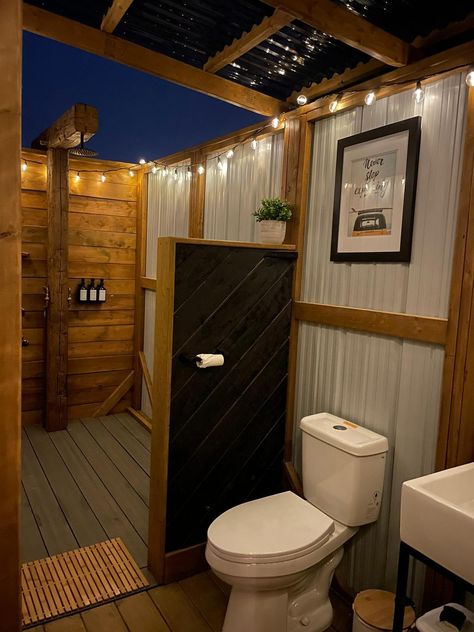 Outdoor rustic washroom Outdoor Washroom, Outdoor Toilet And Shower Ideas, Glamping Bathroom, Outdoor Toilet And Shower, Outdoor Toilet, Washroom Design, Four Season, Outdoor Shower, Open Air