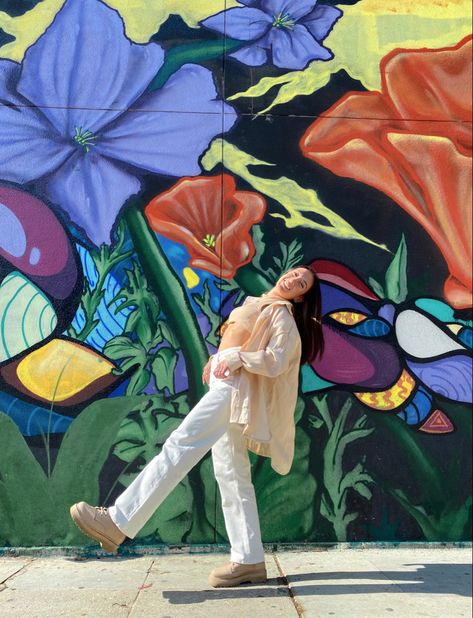 Mural Photo Shoot, Mural Portrait Photography, Mural Wall Picture Poses, Poses With Murals, Mural Poses Street Art, Mural Pictures Poses, Street Art Photoshoot, Mural Senior Pictures, Mural Photoshoot Poses