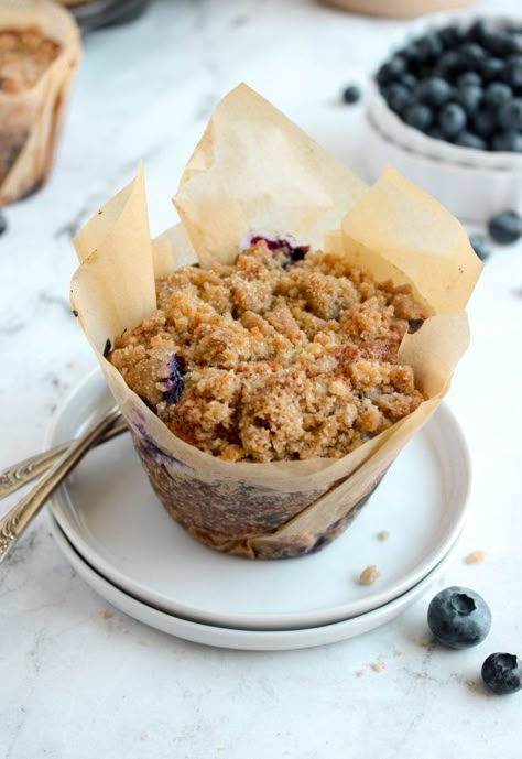 Bakery Style Blueberry Crumble Muffins - My Messy Kitchen Mac Recipes, Blueberry Crumble Muffins, Blueberry Bites, Bakery Style Blueberry Muffins, Crumble Muffins, Breakfast Cupcakes, Cinnamon Crumble, Bakery Style Muffins, Berry Crumble