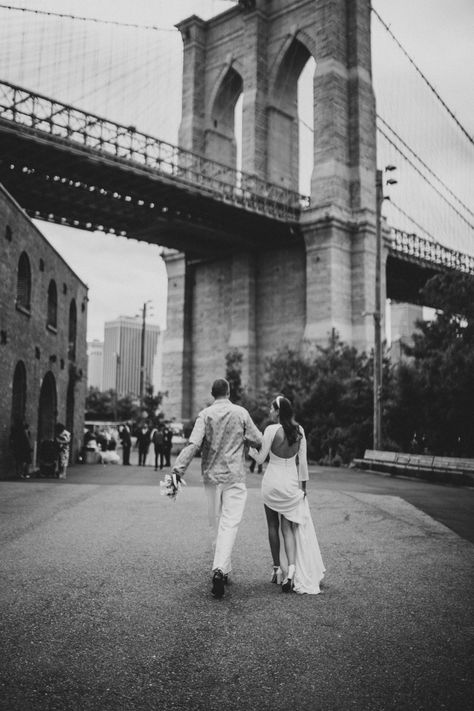 Stylish wedding couple portraits near the Brooklyn Bridge #nycwedding #brooklynwedding #brooklynbridgewedding #brooklynbridge Brooklyn Bridge Wedding, Dumbo Engagement Photos, Brooklyn Rooftop, New York Rooftop, Brooklyn Dumbo, Brooklyn Fashion, Bridge Wedding, Nyc Photoshoot, Nyc Wedding Photography