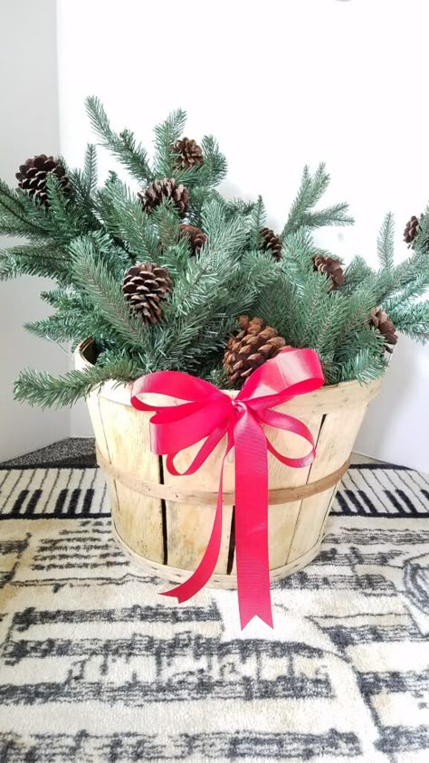 Christmas Basket Decor, Bushel Baskets, Christmas Basket, Christmas Planters, Fabric Christmas Trees, Christmas Tree Branches, Country Christmas Decorations, Holiday Table Decorations, Christmas Baskets