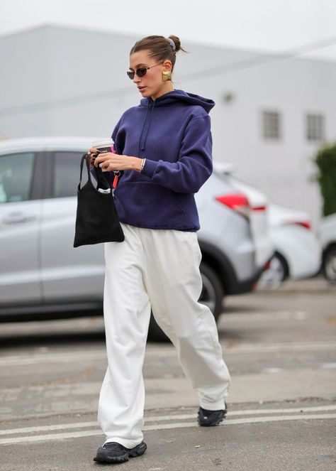 Hailey Bieber Lazy Outfits, Hailey Bieber Cozy Outfit, Hailey Bieber Simple Outfits, Hailey Bieber Sweatshirt Outfit, Streetwear Hailey Bieber, Hailey Bieber Hoodie Outfit, Hailey Bieber Loungewear, Hailey Bieber Sport Style, Hailee Bieber Style