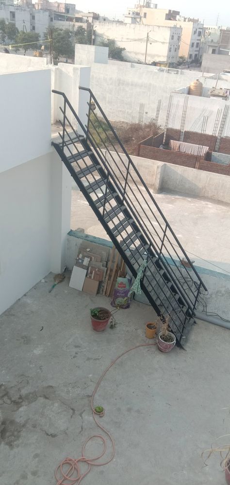 Iron Stairs For Terrace, Iron Ladder For Terrace, Steps Grill Design, Main Entrance Steps Design, Sidi Reling, Metal Stairs Outdoor, Reling Design, Steel Railing Design, Exterior Door Designs