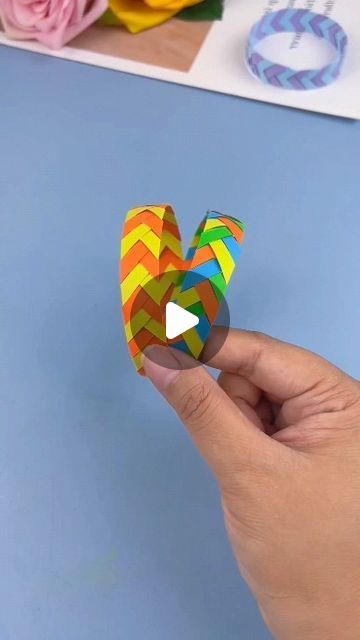 paper crafts creator on Instagram: "paper strip weaving bracelet, it's so simple, come and try it together

#handmadediy #parentchildcrafts #handmade #kidscrafts #creativecrafts #papercrafts #braceletcrafts #funwithkids #weavingcrafts #craftingfun" Bracelet Paper Craft, How To Make A Paper Bracelet, Paper Weaving Ideas, Paper Strips Crafts, Paper Bracelet For Kids, Paper Weaving For Kids, Paper Weaving Projects, Paper Strip Crafts, Paper Folding Crafts For Kids