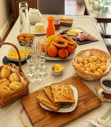 Brazilian Food Aestathic, Brazil Breakfast, Breakfast Spreads, Brazilian Breakfast, Brazilian Snacks, Charcuterie Box, Breakfast Inspiration, Breakfast Meals, American Breakfast