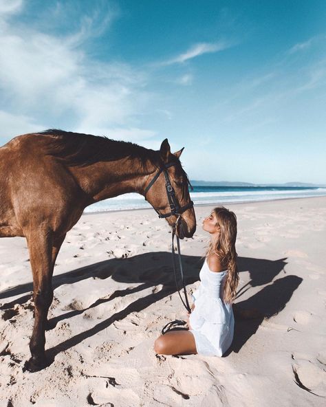 Pinterest | @CamilSerra ♥ Monica Fernandez, Equestrian Photoshoot, Horse Photoshoot Ideas, Equine Photography Poses, Horse Healing, Our First Kiss, Summer Instagram Pictures, Horse Photography Poses, Horse Riding Aesthetic