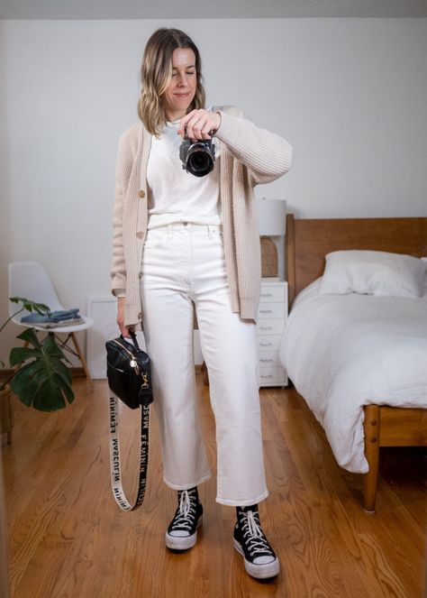 White Mom Jeans Outfit Fall, White Pant Winter Outfit, Slouchy White Jeans Outfit, All White Jeans Outfit, Fall Cream Denim Jeans, Cream Mom Jeans Outfit, White Classic Jeans For Fall, White Boyfriend Jeans Outfit, Versatile White Jeans For Fall