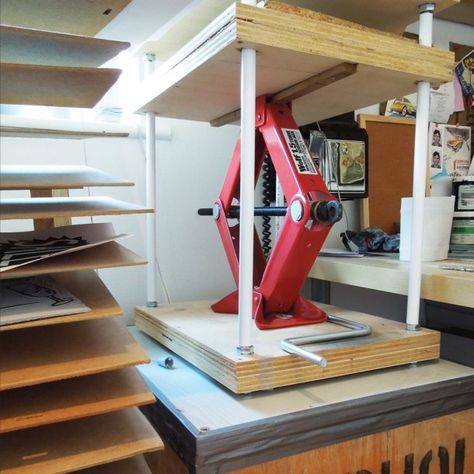 homemade printing press and nice idea for a drying rack Printmaking Ideas, Art Printmaking, Linoleum Block Printing, Relief Printing, Stamp Printing, Screenprinting, Printing Press, Block Printing, Monoprint