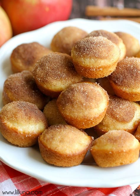 for full size muffins cook 15 minutes. Mini Applesauce Muffins with cinnamon and sugar - a quick and delicious treat… Mini Holiday Desserts, Applesauce Muffin Recipe, Muffins Cinnamon, Cinnamon Recipe, Applesauce Muffins, Morning Glory Muffins, Muffin Tin Recipes, Apple Muffins, Apple Sauce