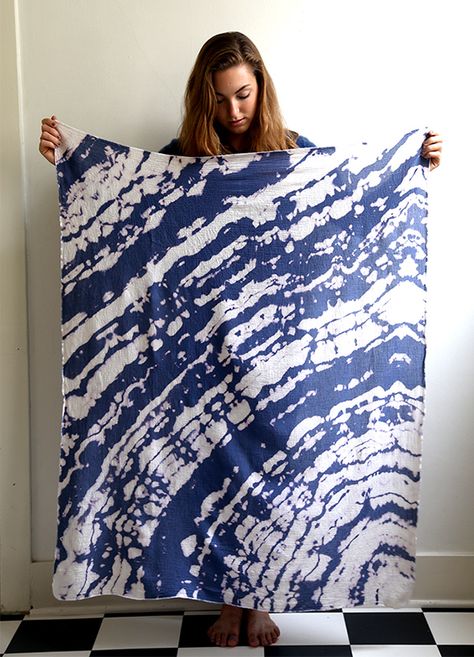 Tie Dye Blanket, Diy Bleach, Tie Dye Bleach, Diy Tie Dye, Ty Dye, Diy Tie, How To Tie Dye, Bleach Tie Dye, Shibori Tie Dye