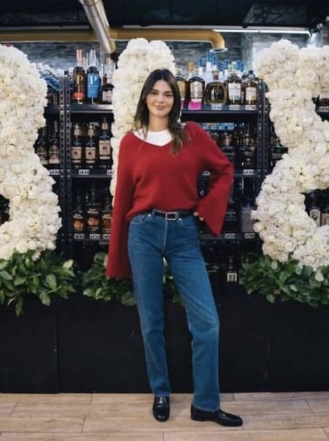 Kendall Jenner Fall Style, Kendall Jenner Red Sweater, Kendall Winter Outfits, Zoe Calodoukas, Kendall Jenner Style Winter, Dental Outfits, Kendall Jenner Winter Style, Kendall Jenner Christmas, Kendall Jenner Winter Outfits