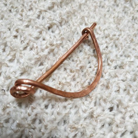 I made this beautiful brooch with hammered copper wire (10 gauge). It can be used on sweaters and shawls, its color stands out perfectly. The jewel can be cleaned with neutral soap and dried with a soft cloth. I can make it in other sizes too, just let me know how you want it. Copper Shawl Pin, Simple Cardigan, Coin Rings, Sweater Pin, Chainmail Jewelry, Wire Jewellery, Bijoux Fil Aluminium, Metalsmithing Jewelry, Shawl Pin