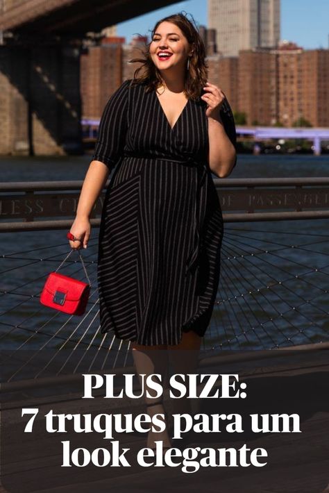 Modelo de cabelos castanhos usa vestido preto plus size estampa risca de giz. Vestido de tamanho clássico e mangas na altura dos cotovelos. Imagem traz os dizeres "Plus Size: 7 truques para um look elegante". Look Plus Size, Hiroshima, Look Plus, Dream Wardrobe, Plus Size, Wardrobe, Red