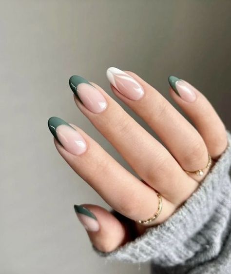 There's a new #beauty #trend taking over #nstagram and it's absolutely stunning. Say hello to "quartz #nails". French Tip Nail Designs, Nagel Tips, Smink Inspiration, Makijaż Smokey Eye, Almond Nail, Minimalist Nails, Unique Nails, French Tip Nails, Green Nails