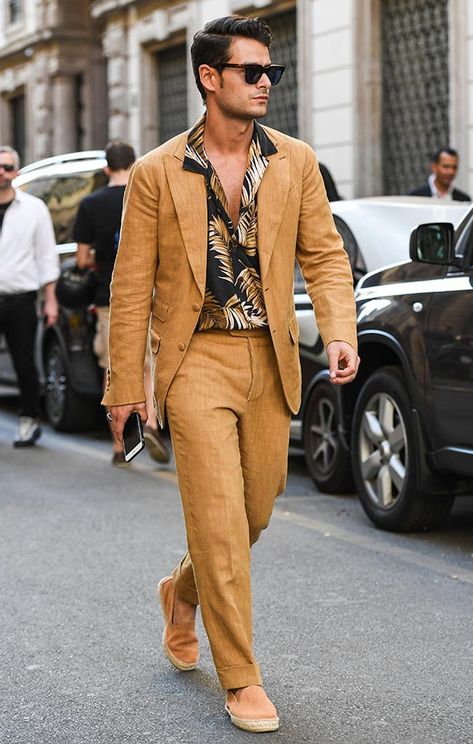 The Street Style Moves To Steal From Milan Fashion Week #clothing #outerwear #dressshirt #fashion #streetfashion #brown #hairstyle #suit #blazer #snapshot Mens 70s Fashion, 70s Fashion Men, 70s Mens Fashion, 70s Inspired Fashion, Disco Outfit, Milan Fashion Weeks, Casual Suit, Cool Street Fashion, Street Style Looks