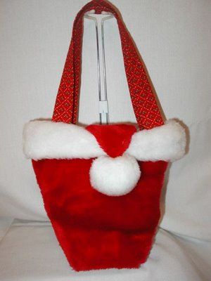 Santa Hat Purse Tutorial. Too cute! Love the lining with pockets and key clips.. Christmas Purse, Santa Crafts, Purse Tutorial, Cute Purse, Santa Hats, Hat Ideas, Craft Show Ideas, Christmas Quilts, Christmas Sewing