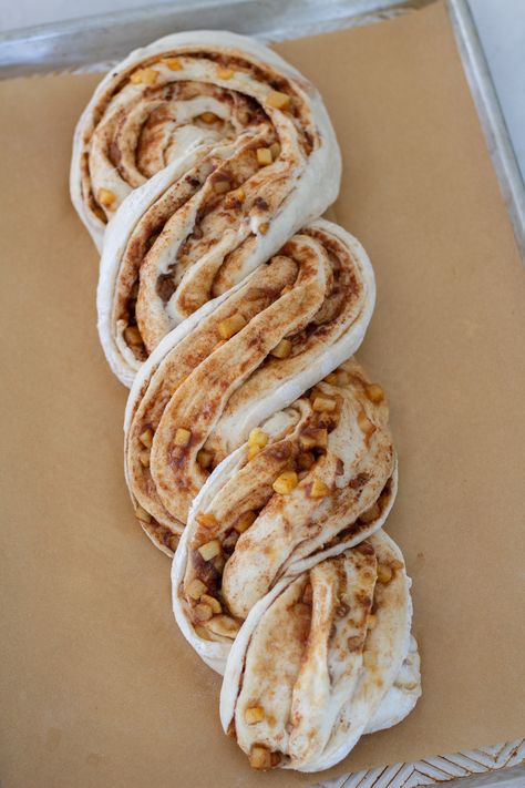 Apple Cinnamon Loaf, Twist Bread, Cinnamon Loaf, Cinnamon Twist, Vanilla Extract Recipe, Bread Winners, Apple Cinnamon Bread, Apple Cinnamon Rolls, Apple Breakfast