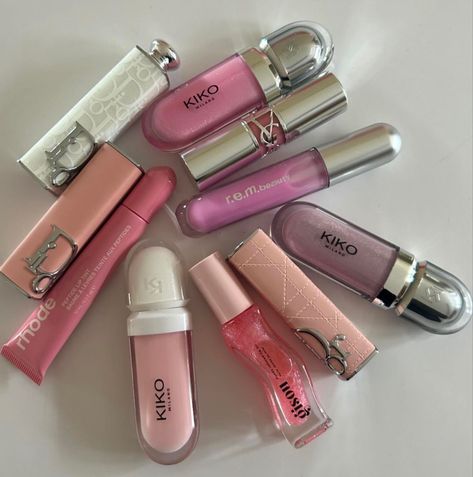 Lipgloss lipstick collection #collection #makeup #lipstick #lipgloss #lipcare #aesthetic Makeup Utensils, Evening Eye Makeup, Collection Makeup, Girly Makeup, Makeup Wishlist, Pink Lifestyle, Lipstick Collection, Skin Care Items, Lip Glosses