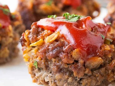 Muffin Tin Meatloaf – Bite-Sized, Savory Meatloaves Perfect for a Quick and Easy Dinner - NewsBreak Muffin Meatloaf Recipes Easy, Meatloaf In Muffin Tin, Muffin Tin Meatloaf Recipes, Muffin Tin Meatloaf, Easy Fruit Cocktails, Meatloaf Muffins Recipe, Broccoli Pasta Bake, Traditional Meatloaf, Mini Meatloaves