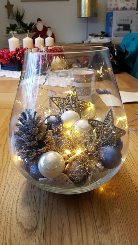 Christmas Centerpiece Ideas, Pretty Christmas Decorations, Inexpensive Christmas, Christmas Vases, Bedroom Christmas, Christmas Candle Decorations, Christmas Centerpieces Diy, Easy Christmas Decorations, Christmas Centerpiece