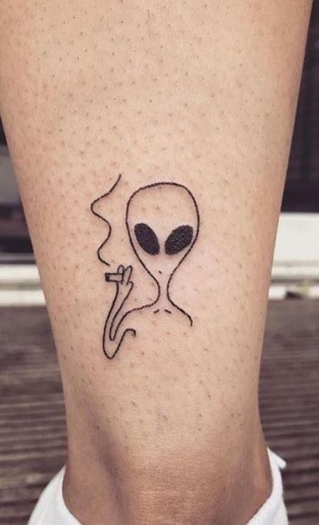 Tattoo Alien, Small Dope Tattoos, E.t Tattoo, Bull Skull Tattoos, Ufo Tattoo, Zeus Tattoo, Cute Couple Tattoos, Geometric Sleeve Tattoo, Simple Tattoos For Guys