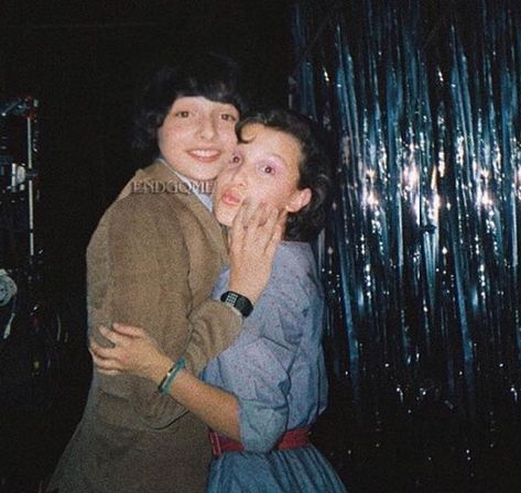 Finn And Millie, Millie And Finn, Stranger Things Bts, Finn Stranger Things, Stranger Danger, Stranger Things Kids, Bobby Brown Stranger Things, Stranger Things 2, Stranger Things Actors