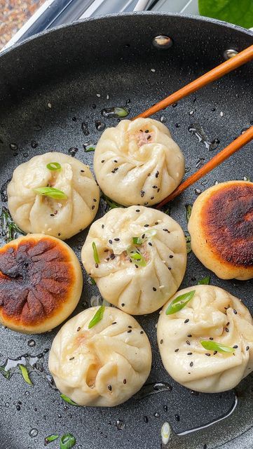 Jess on Instagram: "Sheng Jian Bao - 生煎包 A dish originating from Shang hai, these buns are related to the famous xiao long bao. Here the filling is encased in yeast dough. This makes for a soft, fluffy, crispy and juicy bao. Since related to xiao long bao, it usually has jellified broth mixed in, but some case like this one, water or broth is mixed in to make it juicy 😌 ingredients: 210g/ 1 cup Plain flour(I used Chinese flour for bao) ~100ml warm water 1 tsp sugar 1/2 tsp instant yeast 1/2 Sheng Jian Bao, Xiao Long Bao, Yeast Dough, Plain Flour, Instant Yeast, Korean Food, Dinner Time, Easy Homemade, Diy Food Recipes