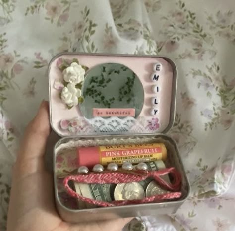 Altoid Tin Aesthetic, Pink Altoids Wallet, Decorated Altoid Tins, Altoids Tin Wallet, Altoid Tin Ideas, Altoids Wallets, Altoid Wallet, Tin Wallet, Wallet Inspiration