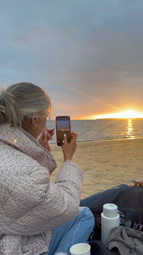 Beach In Winter Pictures, Cold Beach Pictures, Beachy Sunsets, Winter Beach Pics, Winter Beach Aesthetic, Winter At The Beach, Beach In The Winter, Girls Picnic, Beach Winter