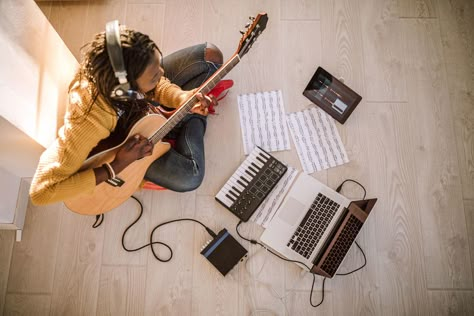 Being confined to an apartment or dorm room is a major challenge for a serious musician. Here are some recording tips for musicians in small spaces. Recording Music At Home, Living With Musicians, Singer Recording Studio Aesthetic, Studio Vibes Music, Music Studio Session Aesthetic, Musician Life, Guitar Recording Studio, Musician Room, Music Room Office